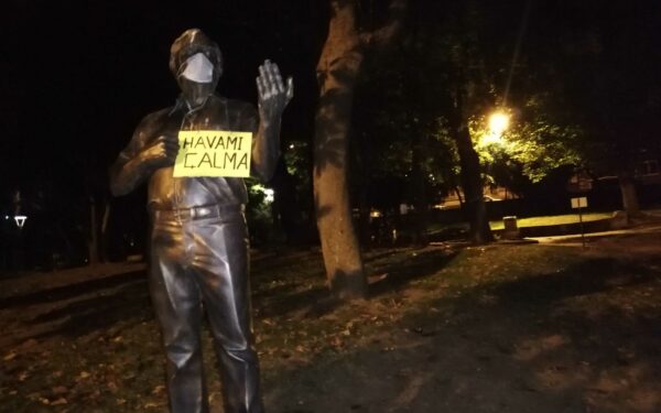 Heykeller dile geliyor